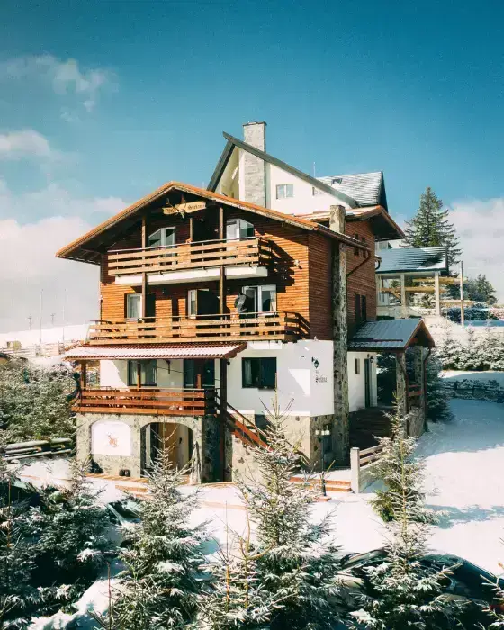 Vila Ștefana din Păltiniș, văzută din exterior iarna